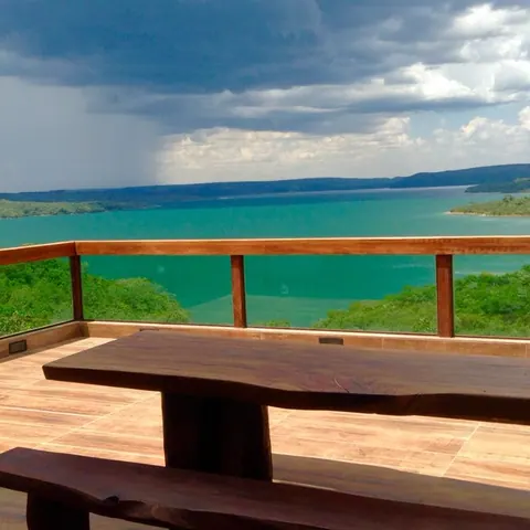 Deck com mesa de frente para o lago