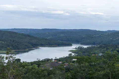 Paisagismo no Lago Corumbá IV: grama e plantas do cerrado