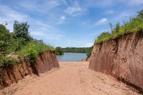 Muro de arrimo: tipos, drenagem e custo em lote de lago
