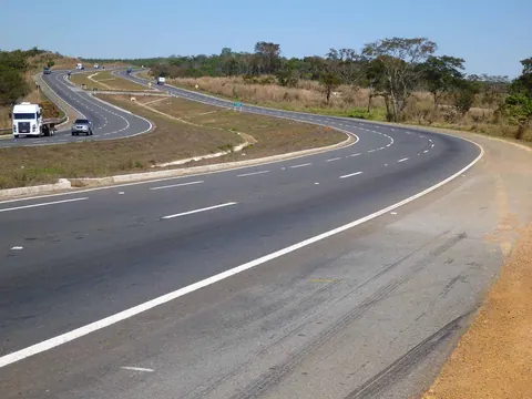 Asfalto até o Lago Corumbá IV: rodovias, terra e obras