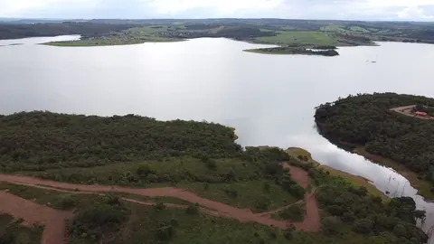 Qual a profundidade do Lago Corumbá IV?